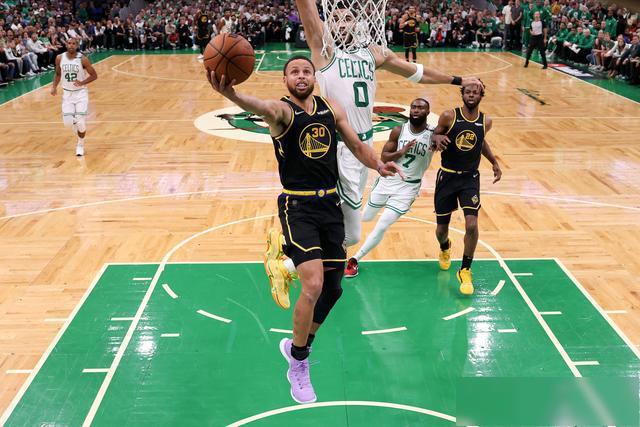利物浦获英超半程冠军 夺冠赔率1.2一骑绝尘